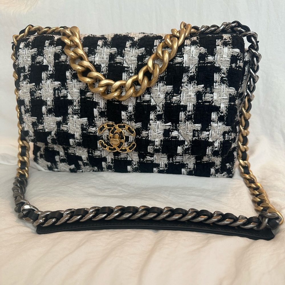❌SOLD❌ Limited Edition Chanel 19 Maxi Tweed with coco ribbon